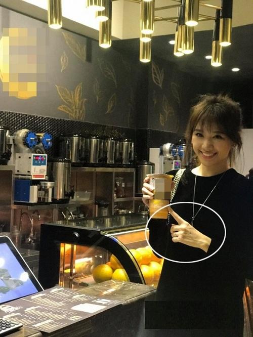 Dù trẻ hơn rất nhiều so với tuổi nhưng Hari Won lộ bàn tay lão hóa gân guốc-6