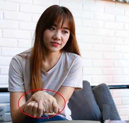 Dù trẻ hơn rất nhiều so với tuổi nhưng Hari Won lộ bàn tay lão hóa gân guốc-9