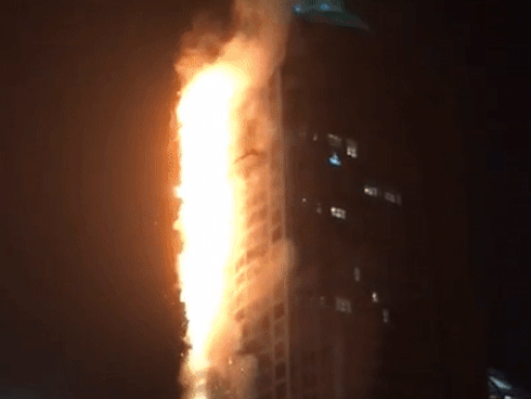 Chung cư 86 tầng bốc cháy dữ dội ở Dubai