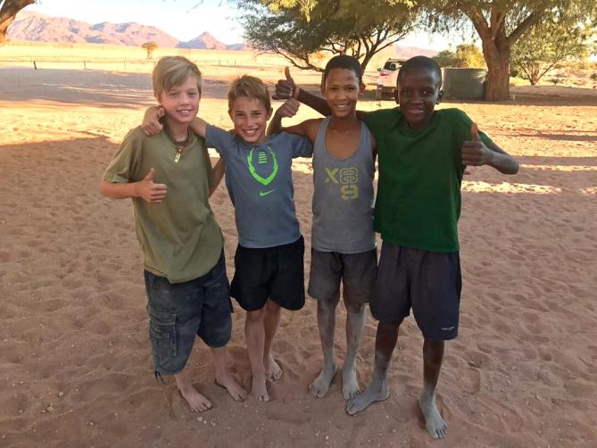 Các con theo Angelina Jolie đi làm từ thiện từ châu Á tới châu Phi-2