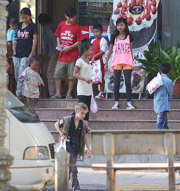 Các con theo Angelina Jolie đi làm từ thiện từ châu Á tới châu Phi-5