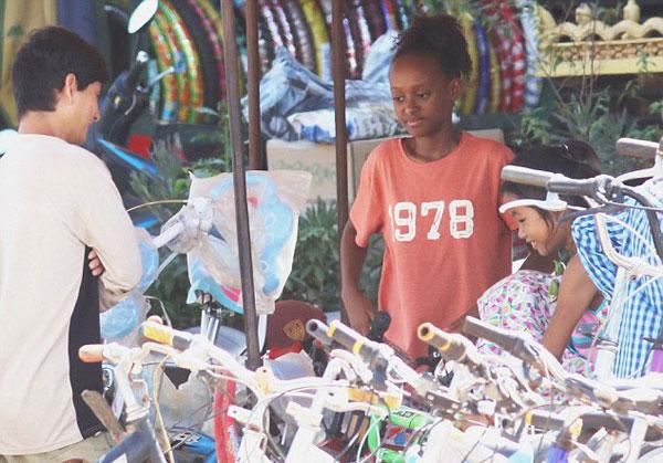 Các con theo Angelina Jolie đi làm từ thiện từ châu Á tới châu Phi-6