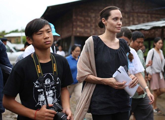 Các con theo Angelina Jolie đi làm từ thiện từ châu Á tới châu Phi-7