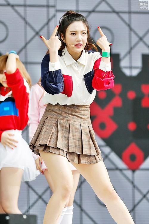 Luôn có một thành viên của Red Velvet phải mặc váy 2 tầng, và nguyên cớ là đây-2