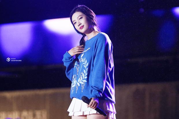 Luôn có một thành viên của Red Velvet phải mặc váy 2 tầng, và nguyên cớ là đây-5