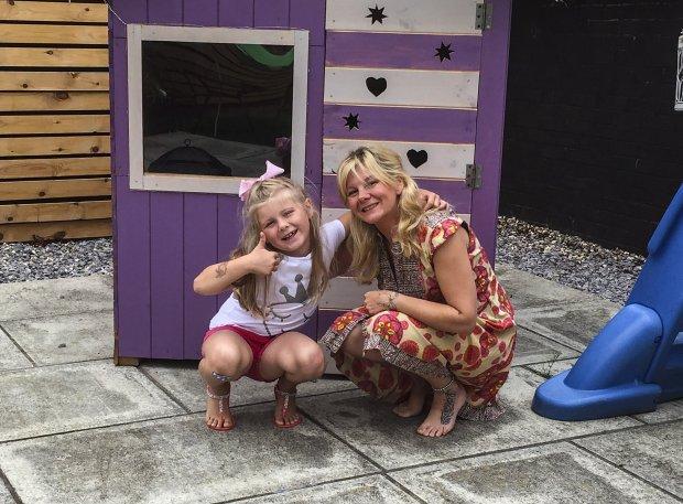 Chuyện lạ: Sảy thai, 7 năm sau người mẹ choáng váng khi chụp được bóng ma bí ẩn của con trong nhà-1