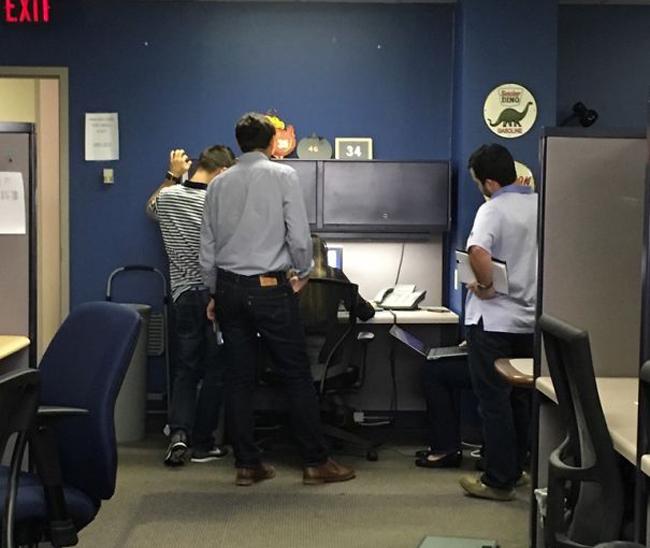 Lộ diện loạt ảnh đáng 'trăn trở' ở nơi công sở (P2)-1