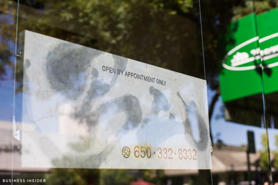 Nhà hàng chỉ có một bàn khiến các tỷ phú công nghệ mê mệt-3