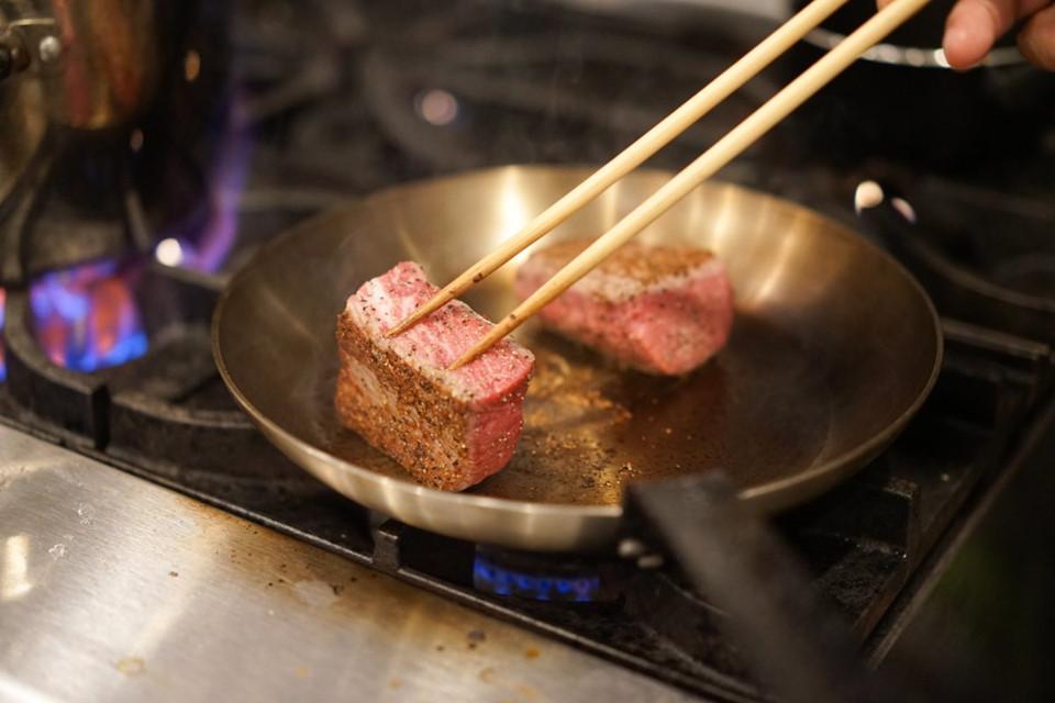 Nhà hàng chỉ có một bàn khiến các tỷ phú công nghệ mê mệt-6