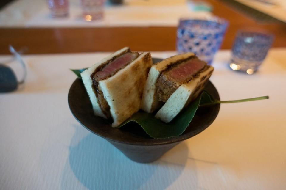 Nhà hàng chỉ có một bàn khiến các tỷ phú công nghệ mê mệt-7