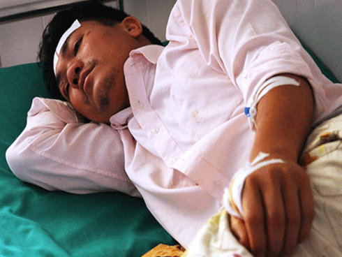 Người đàn ông bị lũ cuốn 600m ở Mù Cang Chải gào khóc tìm vợ con