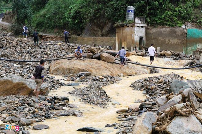 Người đàn ông bị lũ cuốn 600m ở Mù Cang Chải gào khóc tìm vợ con-1