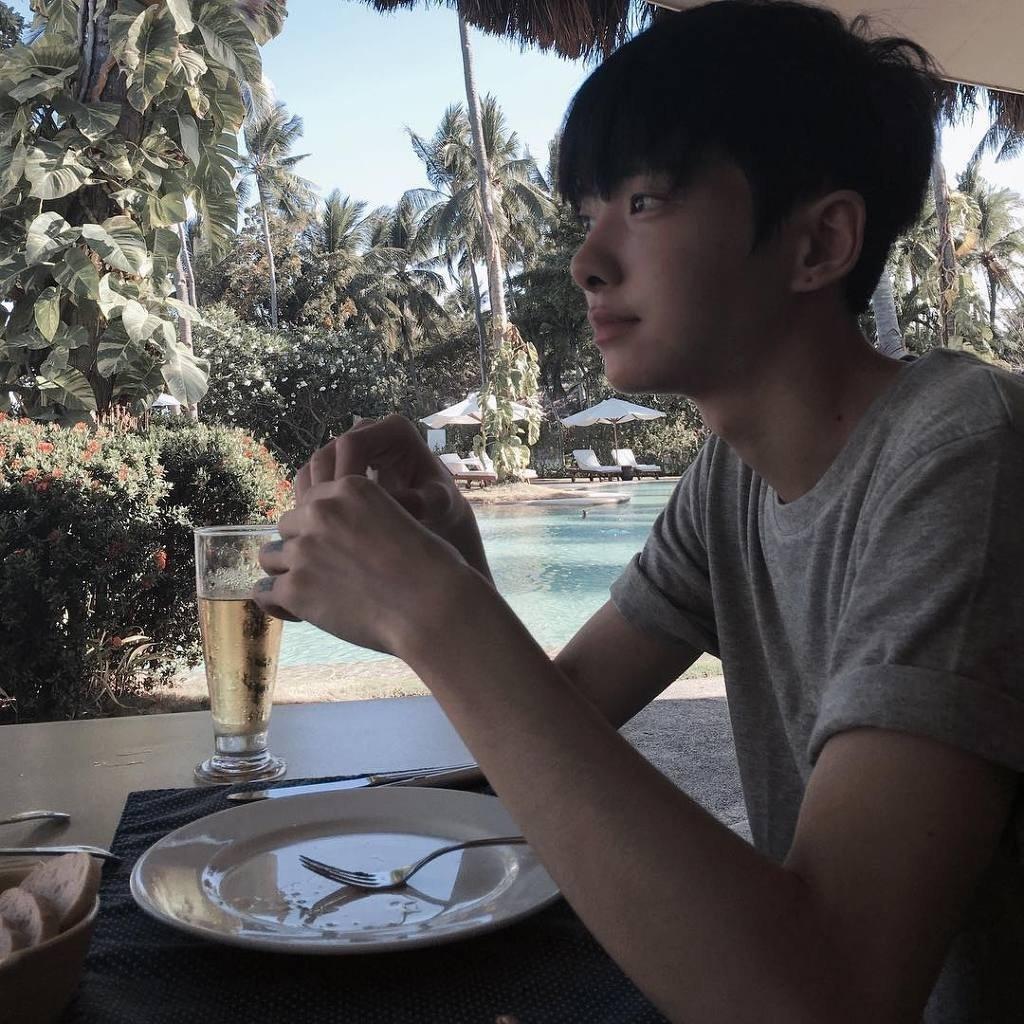 Ngoại hình ngày càng đẹp trai của cô gái chuyển giới nổi tiếng xứ Hàn-12