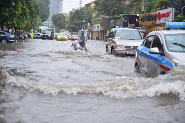 Chùm ảnh: Xe máy đổ nghiêng ngả ở đường phố Hà Nội sau mưa-1