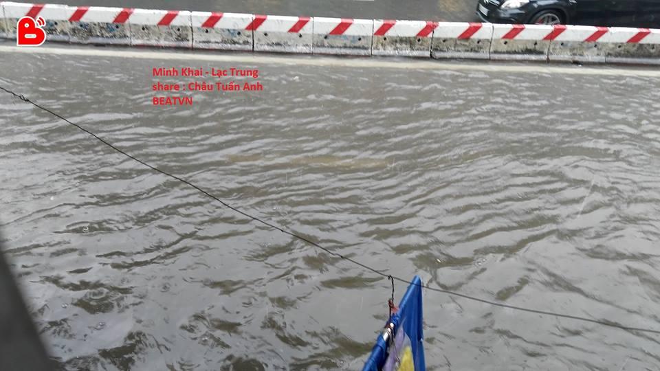 Chùm ảnh: Xe máy đổ nghiêng ngả ở đường phố Hà Nội sau mưa-3