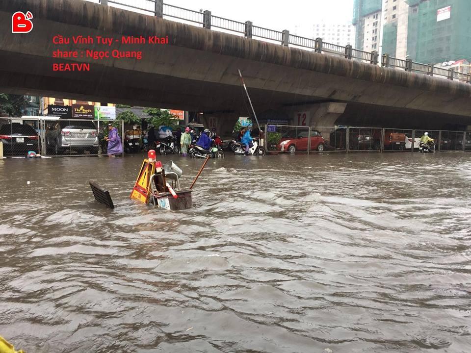 Chùm ảnh: Xe máy đổ nghiêng ngả ở đường phố Hà Nội sau mưa-4