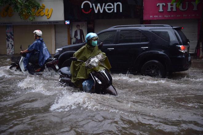 Chùm ảnh: Xe máy đổ nghiêng ngả ở đường phố Hà Nội sau mưa-8