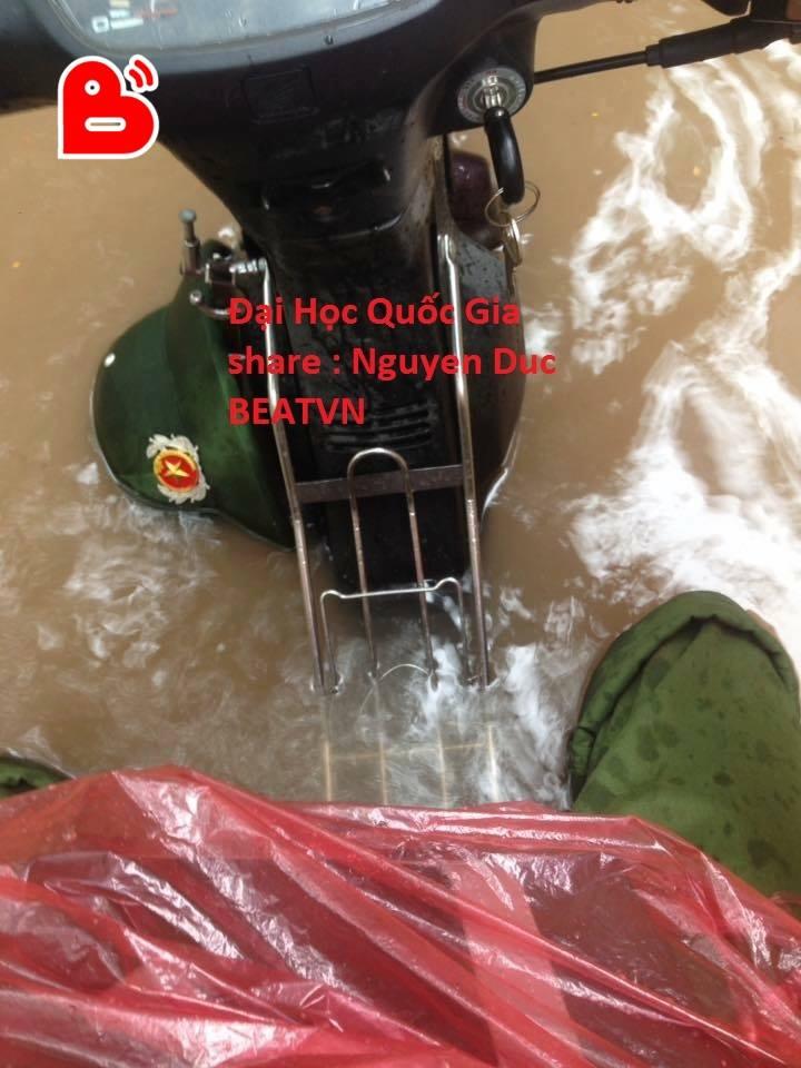 Chùm ảnh: Xe máy đổ nghiêng ngả ở đường phố Hà Nội sau mưa-9