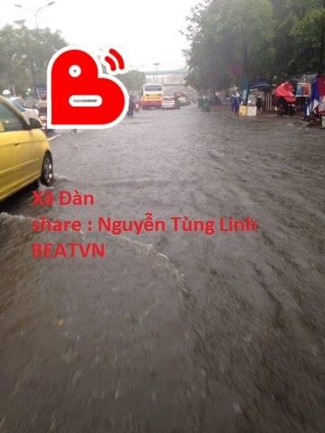 Chùm ảnh: Xe máy đổ nghiêng ngả ở đường phố Hà Nội sau mưa-10