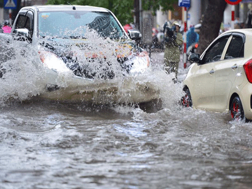 Ôtô, xe máy tranh nhau vượt ngã tư trong mưa-12