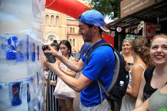 Quá đã: Nghịch tủ đá khổng lồ giữa phố ngày nắng nóng-3