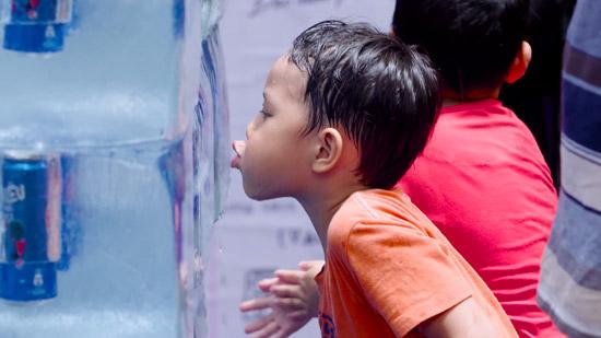 Quá đã: Nghịch tủ đá khổng lồ giữa phố ngày nắng nóng-5