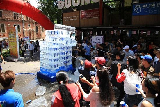 Quá đã: Nghịch tủ đá khổng lồ giữa phố ngày nắng nóng-6