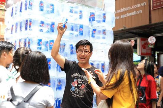 Quá đã: Nghịch tủ đá khổng lồ giữa phố ngày nắng nóng-7