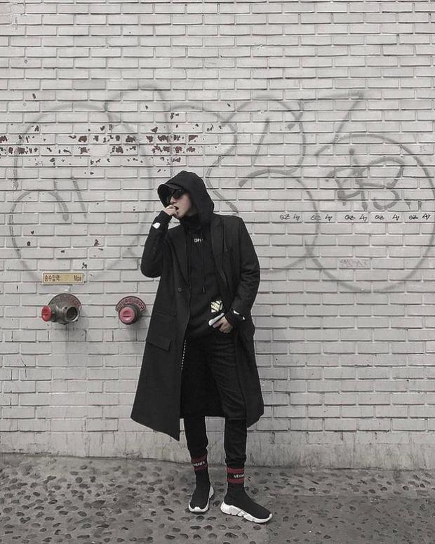 Cùng một kiểu giày: Sơn Tùng chịu chi hàng hiệu, Hà Hồ chỉ bỏ 1/8 số tiền sắm đồ bình dân-1