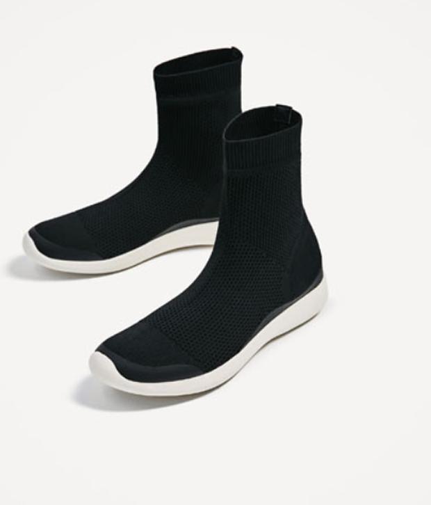 Cùng một kiểu giày: Sơn Tùng chịu chi hàng hiệu, Hà Hồ chỉ bỏ 1/8 số tiền sắm đồ bình dân-2