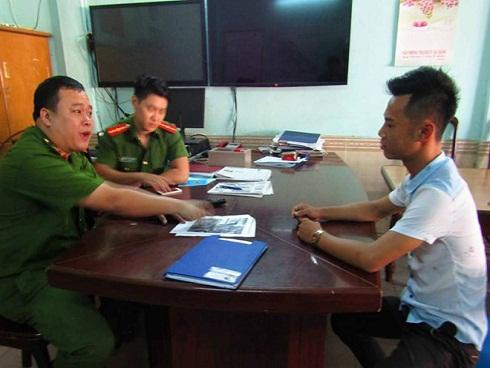 Đánh đôi giày cho khách nam thanh niên 'chặt chém' 300 nghìn đồng