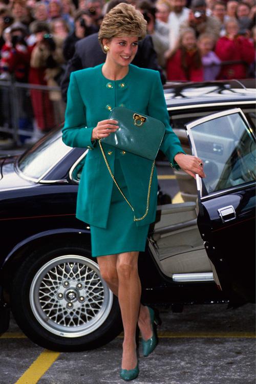 Công nương Diana: fashion icon hoàng gia duy nhất sở hữu đến 2 mẫu túi đình đám được đặt theo tên mình-1