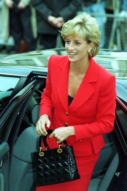 Công nương Diana: fashion icon hoàng gia duy nhất sở hữu đến 2 mẫu túi đình đám được đặt theo tên mình-4
