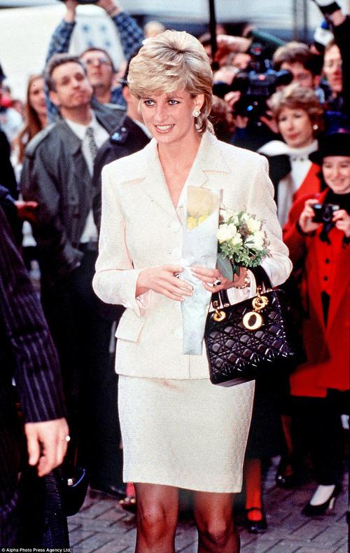 Công nương Diana: fashion icon hoàng gia duy nhất sở hữu đến 2 mẫu túi đình đám được đặt theo tên mình-5