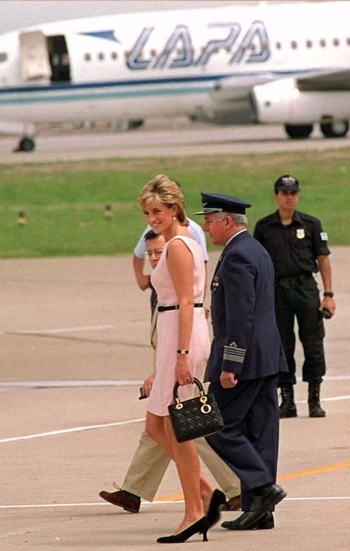 Công nương Diana: fashion icon hoàng gia duy nhất sở hữu đến 2 mẫu túi đình đám được đặt theo tên mình-6