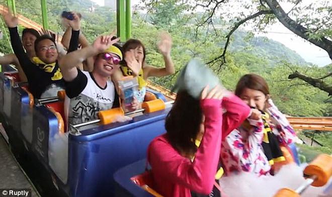 Khám phá công viên giải trí nước nóng đầu tiên trên thế giới-1