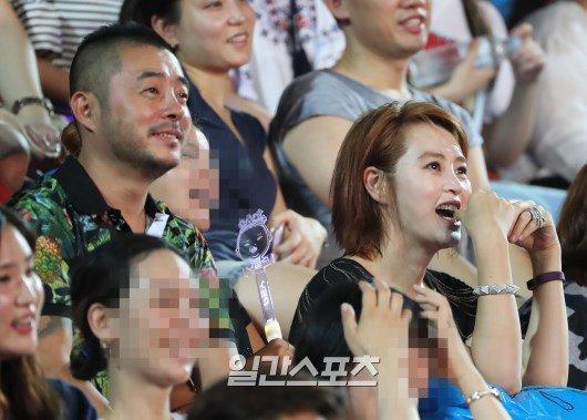 'Mỹ nhân không tuổi' Kim Hye Soo cuồng nhiệt nhún nhảy trên khán đài-1