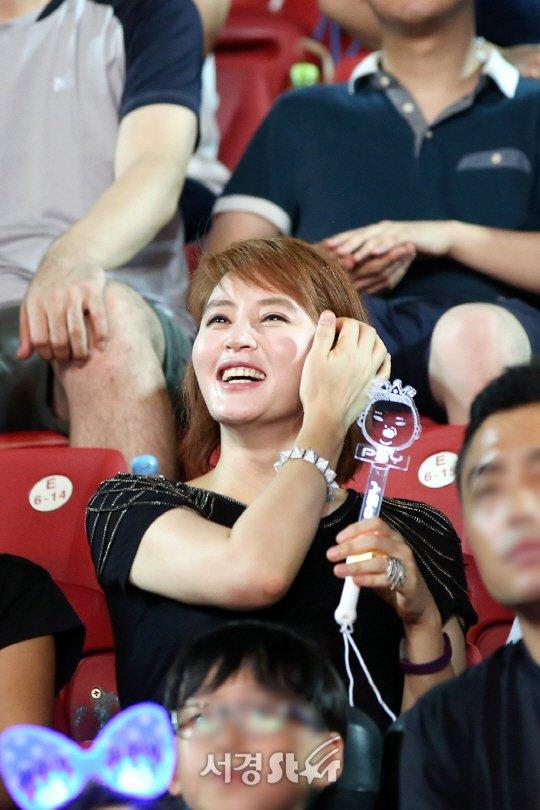 'Mỹ nhân không tuổi' Kim Hye Soo cuồng nhiệt nhún nhảy trên khán đài-2
