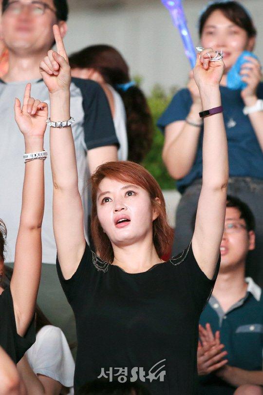 'Mỹ nhân không tuổi' Kim Hye Soo cuồng nhiệt nhún nhảy trên khán đài-3
