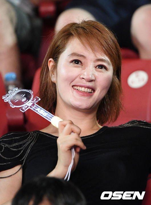 'Mỹ nhân không tuổi' Kim Hye Soo cuồng nhiệt nhún nhảy trên khán đài-4
