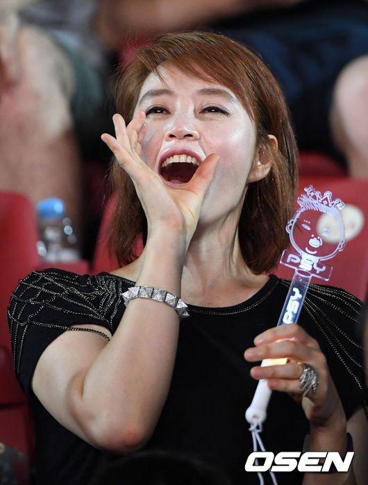 'Mỹ nhân không tuổi' Kim Hye Soo cuồng nhiệt nhún nhảy trên khán đài-5