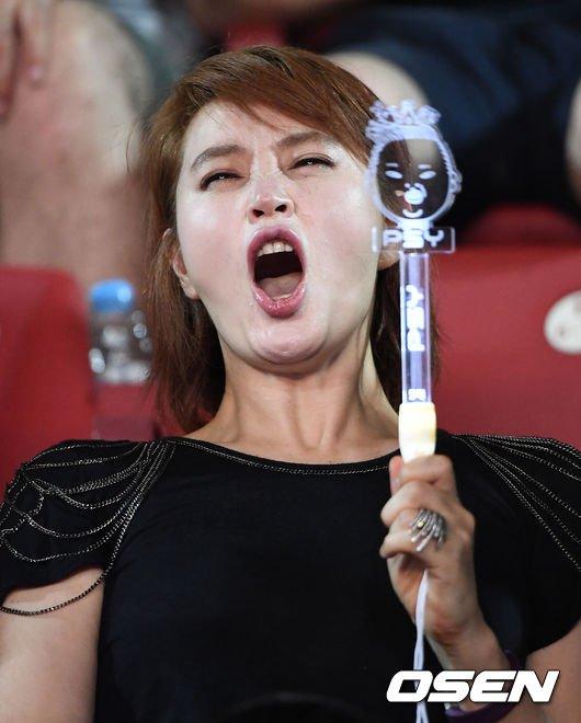 'Mỹ nhân không tuổi' Kim Hye Soo cuồng nhiệt nhún nhảy trên khán đài-6