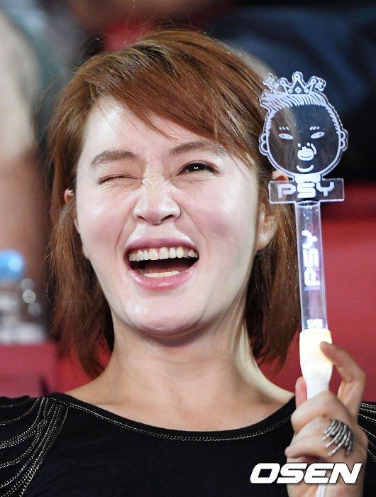 'Mỹ nhân không tuổi' Kim Hye Soo cuồng nhiệt nhún nhảy trên khán đài-7
