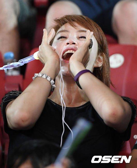 'Mỹ nhân không tuổi' Kim Hye Soo cuồng nhiệt nhún nhảy trên khán đài-9