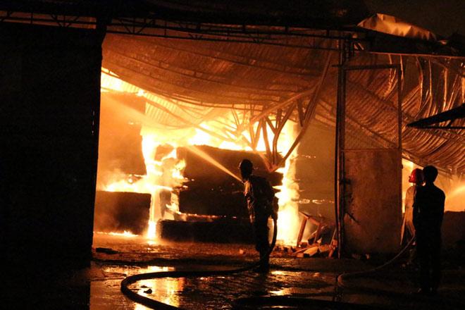 Đang ngủ, đôi vợ chồng đạp cửa tháo chạy khỏi biển lửa-1