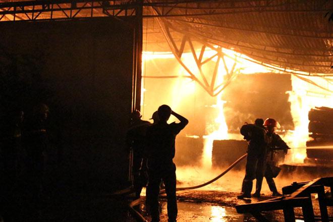 Đang ngủ, đôi vợ chồng đạp cửa tháo chạy khỏi biển lửa-2