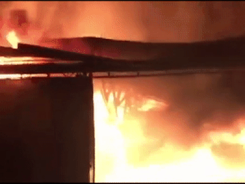 Đang ngủ, đôi vợ chồng đạp cửa tháo chạy khỏi biển lửa