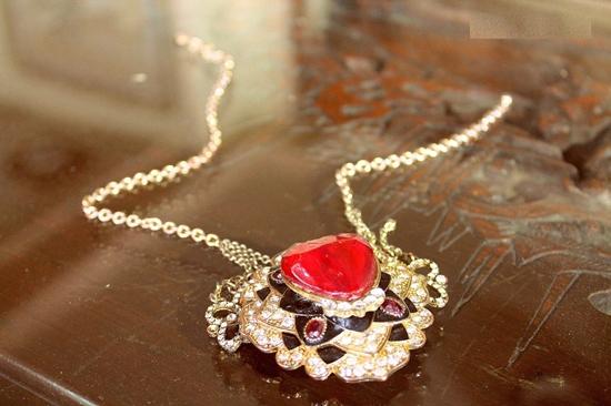 'Chiếc vòng huyền bí' và câu chuyện về cái giá của sắc đẹp-3