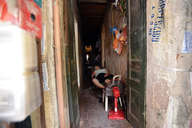 Cảnh sinh hoạt khó tin ở những con ngõ không bao giờ thấy mặt trời-11