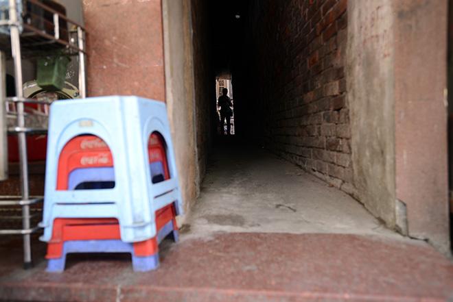 Cảnh sinh hoạt khó tin ở những con ngõ không bao giờ thấy mặt trời-3